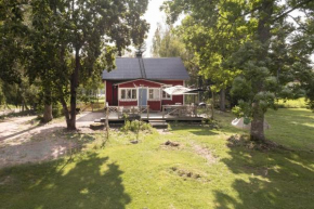 Beautifully renovated lakeside red cottage, Salo